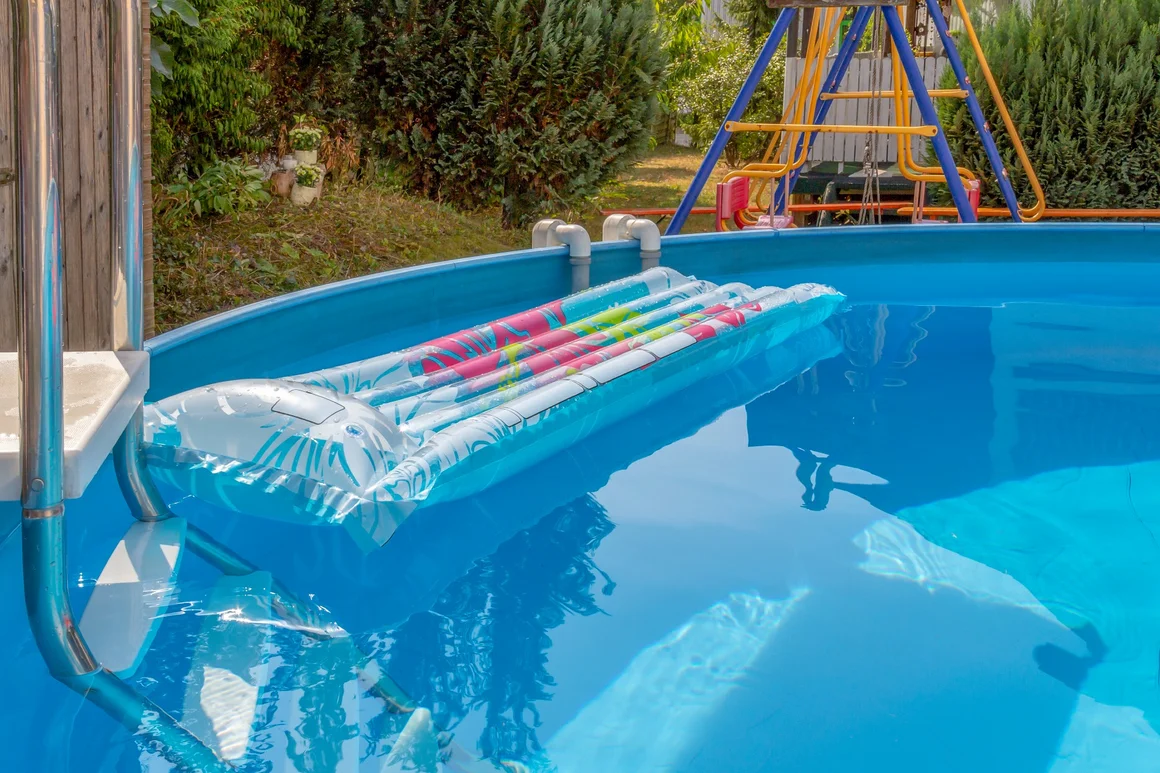Blauer Pool mit Luftmatratze